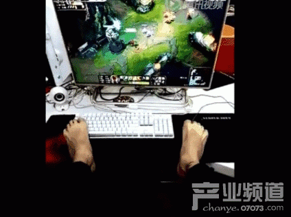男子双脚打LOL操作娴熟 键盘表示有味道