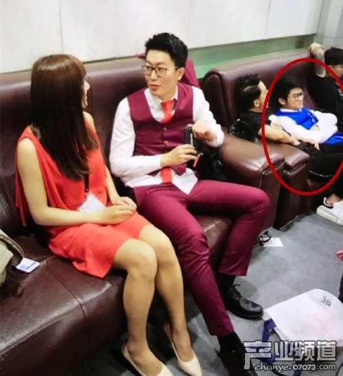 LOL小苍晒照片 网友惊呼:小苍老师下海了?_国