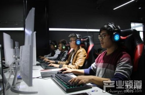 蓝翔电竞学院 一学期6000每天8小时比网咖合